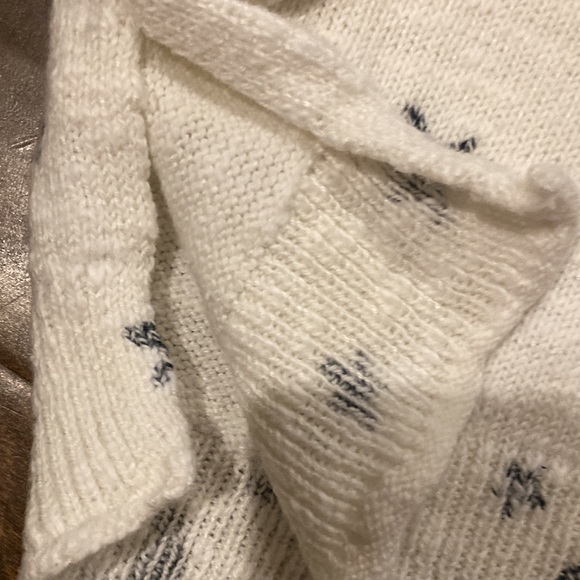 Hollister crewneck lightweight star print size medium sweater! - Picture 3 of 6